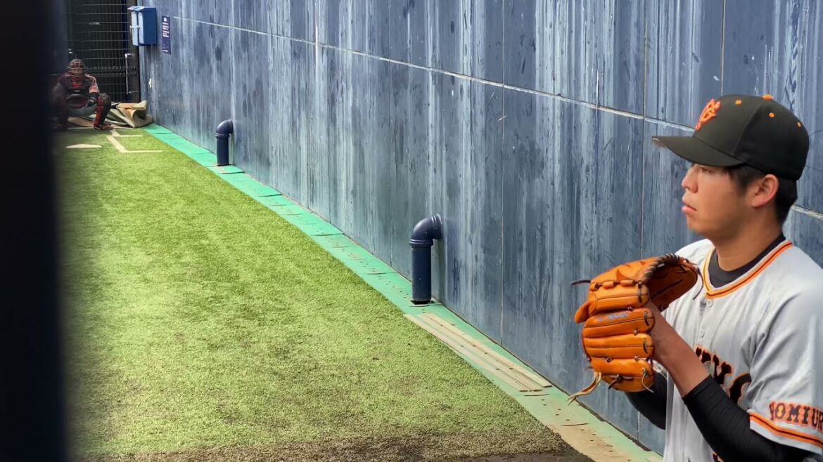 後ろから見た山本一輝のブルペン投球