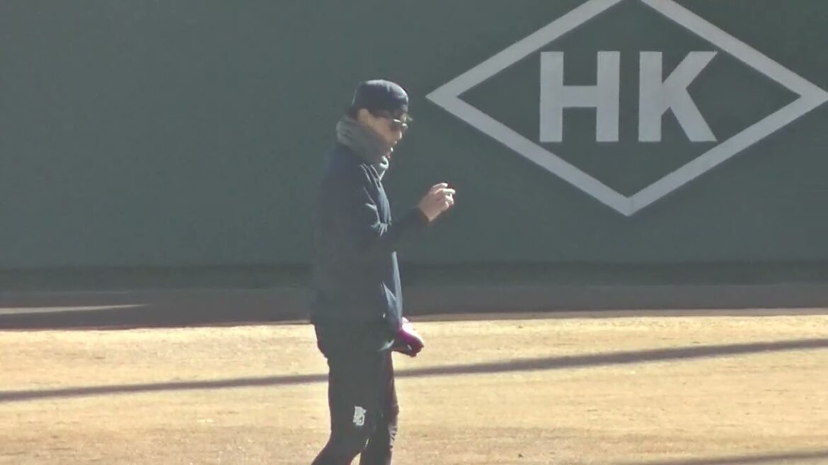 直江大輔が丁寧にキャッチボールを続ける〜ジャイアンツ球場 読売ジャイアンツ選手自主トレ2024年1月16日