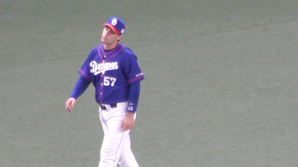 中日ドラゴンズ　観客に手を振るアリエル・マルティネス【2020年 プロ野球】