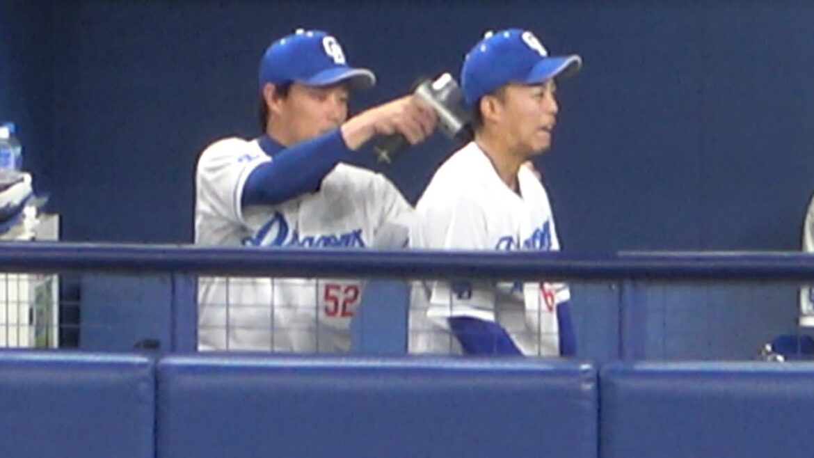 加藤翔平にマッサージされる岡林の表情（笑）（2023年4月16日）