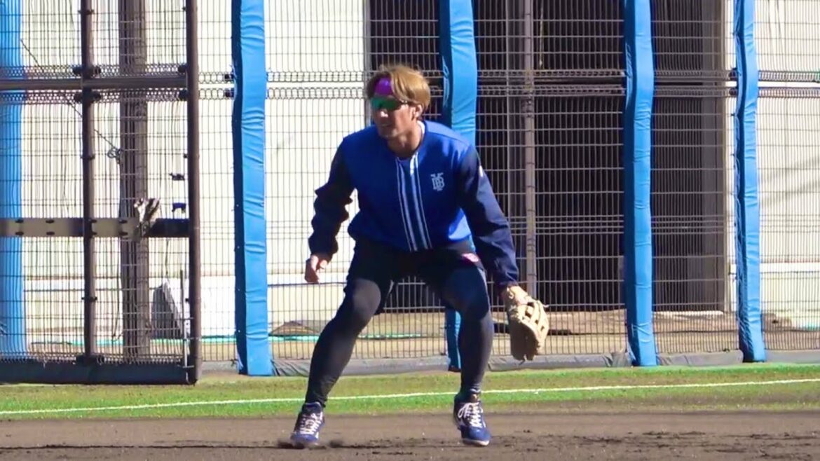 サードの位置で林くんと共にノックを受ける大田泰示 横浜DeNAベイスターズ 2024/1/25