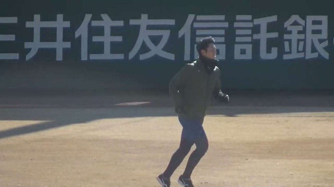 【ジャイアンツ自主トレ】グランドに現れてみんなに挨拶する若林晃弘【読売ジャイアンツ自主トレ2024年1月26日】