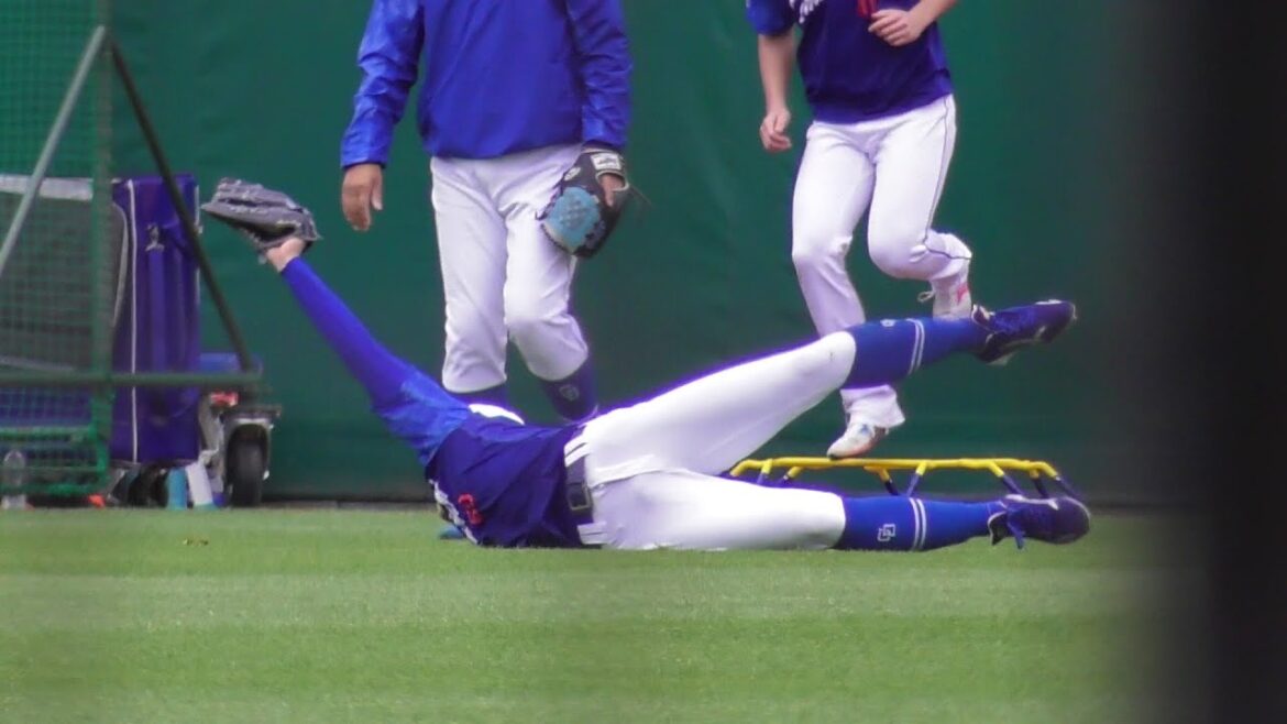 打撃練習のボールをナイスキャッチの岡林勇希、そして優しく微笑む落合コーチ(2023/6/21)