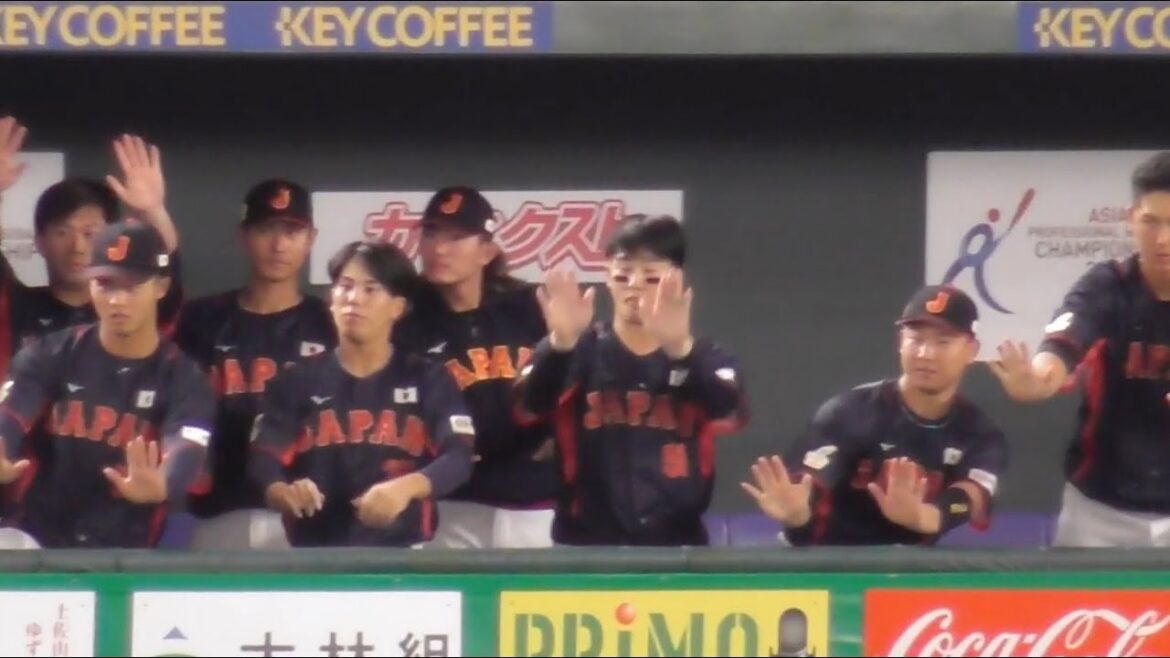 佐藤輝明にもヒット！小園海斗らがシンクロポーズで一体感を醸し出す！2023年11月16日