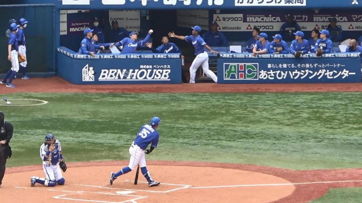 木下拓哉のファウルボールがベンチ内へ。積極的に動くブライト（2023年4月8日）