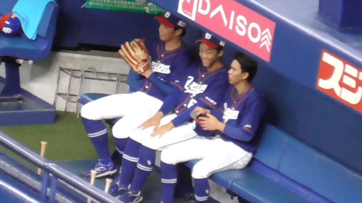岡林勇希が少し席を外した瞬間に加藤翔平と高松渡が２人きりになりベンチに戻った岡林が２人の間に勢いよく割り込んで座る姿がカワイイ！　中日ドラゴンズVS阪神タイガース　2022.7.3