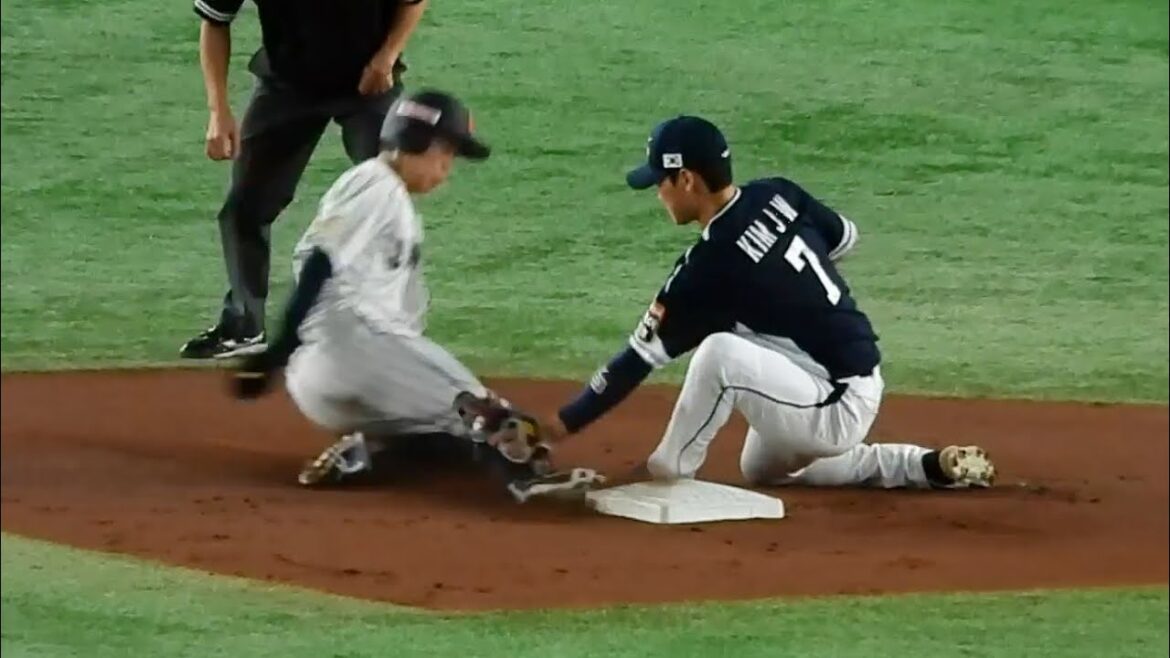 岡林の盗塁アウト判定に球場大ブーイング。ベンチの選手も何で？！のリアクション2023.11.17【侍ジャパンvs韓国】