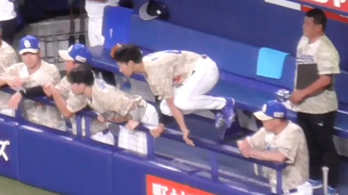 大島洋平2000安打の瞬間のドラゴンズベンチ　花束贈呈に向かう周平　柵を飛び越えて記念球を受け取る龍空　他にも満載おめでとうございます　中日ドラゴンズVS横浜DeNAベイスターズ　2023.8.26