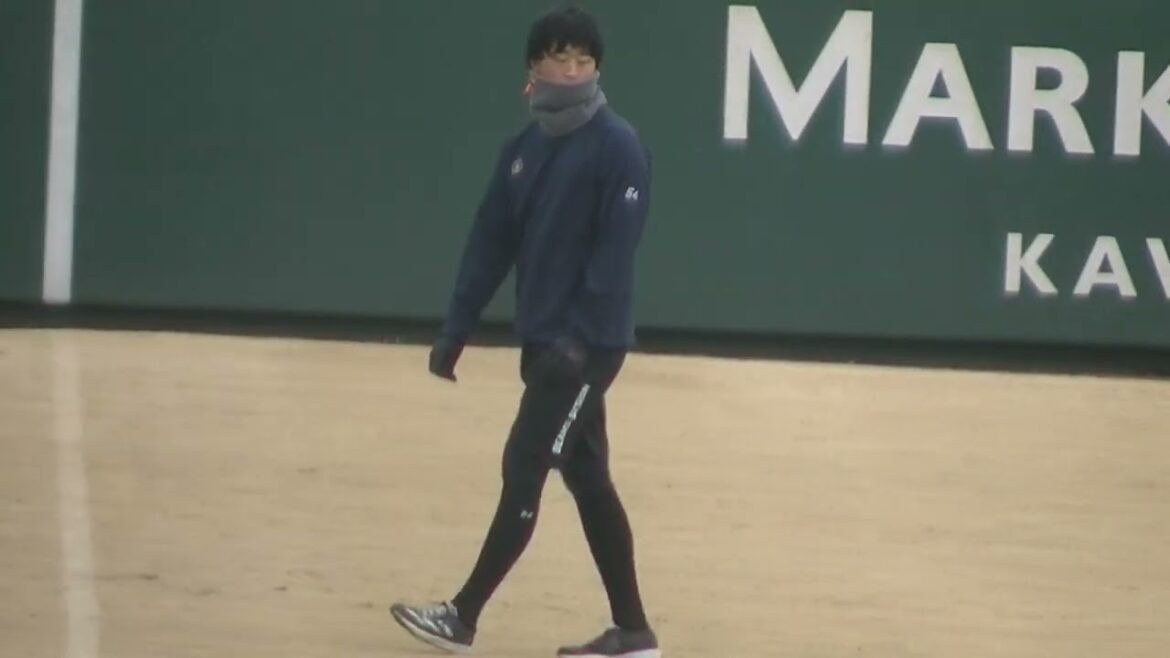 巨人自主トレ直江大輔がストレッチ 石田隼都と合流〜ジャイアンツ球場 読売ジャイアンツ選手自主トレ2024年1月24日