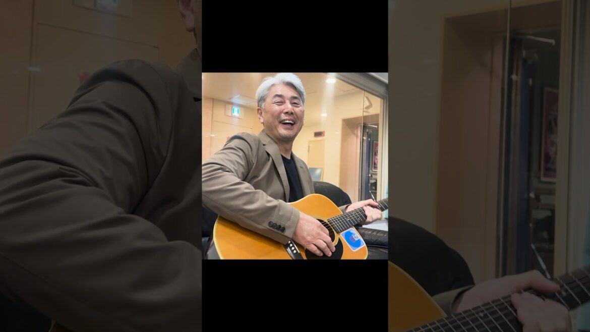 ギターの練習をする吉井監督 #chibalotte #高校時代はバンドでギター担当