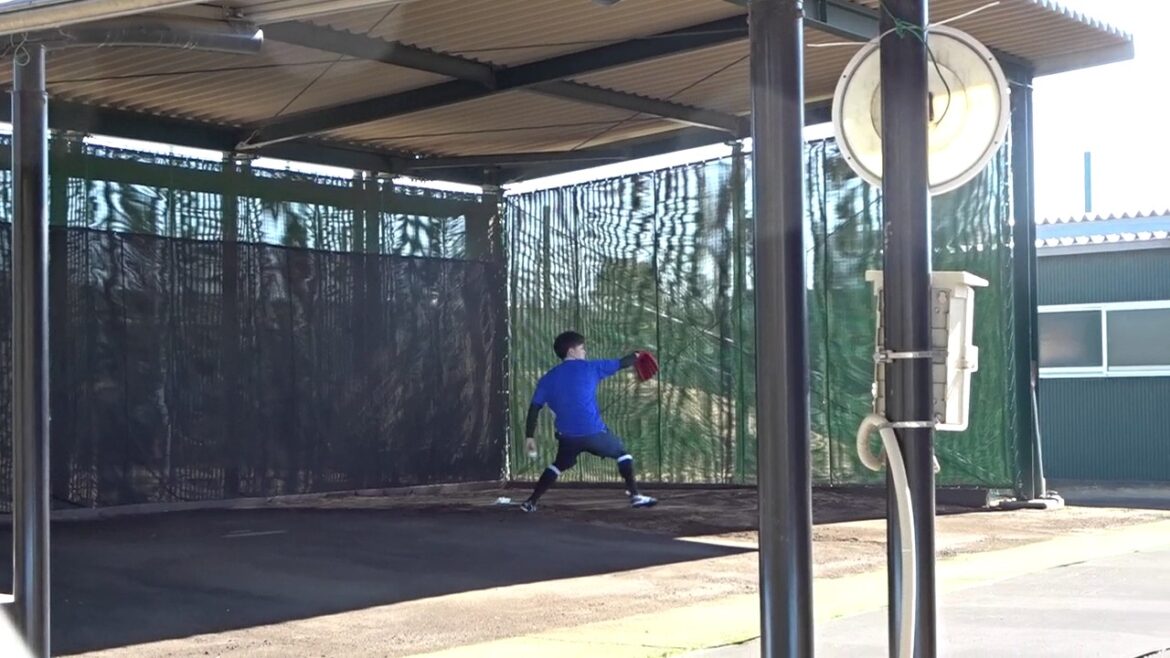 17.1.28　成田翔　ブルペン　キャッチャー座らせて投球　ロッテ浦和