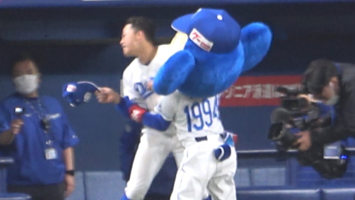 ヒーローインタビューを終えた岡林、ドアラと小学生レベルのケンカ（笑） (2023/04/16)