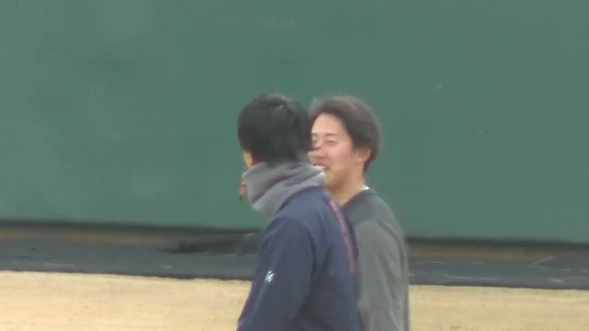 【ジャイアンツ自主トレ】直江大輔と石田隼都が外野を歩く  2024年1月24日 読売ジャイアンツ自主トレ