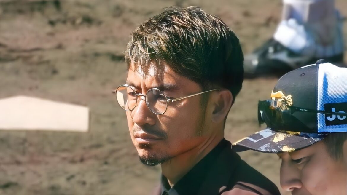 【イケオジ降臨】岡田監督・今岡コーチらと談笑する鳥谷敬。家族論を語った近本とはグータッチで挨拶【阪神春季キャンプ】2024.2.1