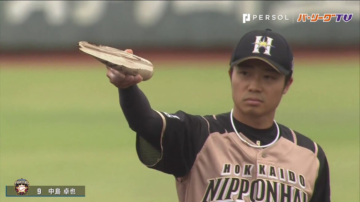 中島卓 まるでフランスパンのように折れたバットをスッと差し出す。