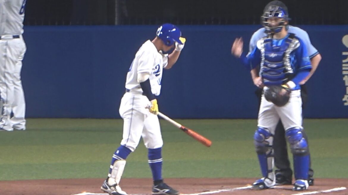 移籍後バンテリン初打席の後藤駿太、オリックスでチームメイトだった伊藤光に挨拶する (2022/07/18)