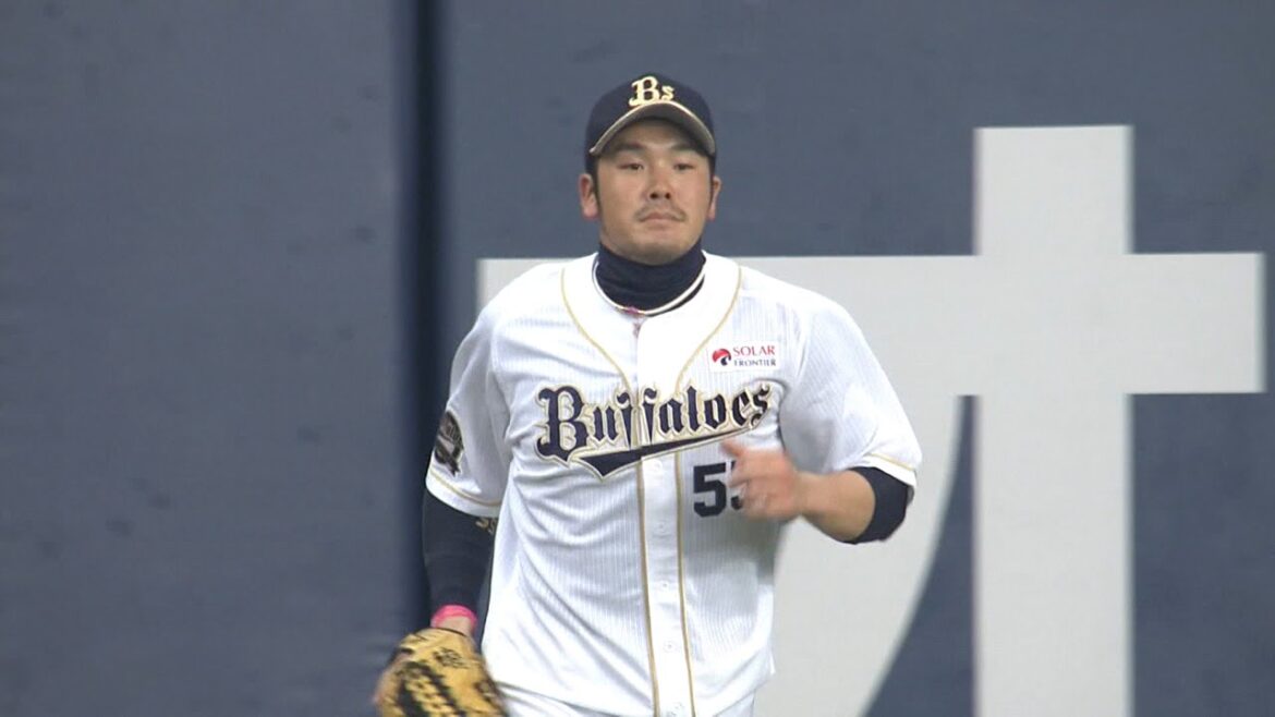 【プロ野球パ】T-岡田がランニングキャッチ、投手を助けるファインプレー！！  2015/03/07 Bs-G