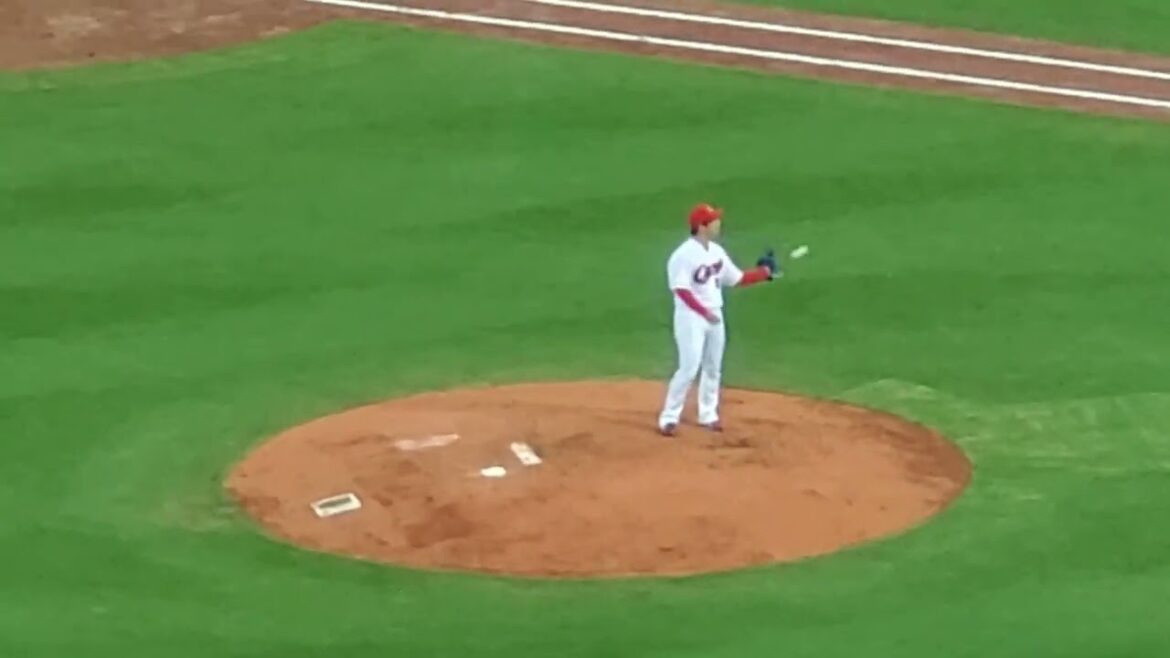 20220731　ﾏｳﾝﾄﾞへ向かう野村祐輔→投球練習　2回ｳﾗ　中日ﾄﾞﾗｺﾞﾝｽﾞ　先発投手　ﾉﾑｽｹ@MAZDA Zoom-Zoom ｽﾀｼﾞｱﾑ広島･3塁側ﾊﾟﾌｫｰﾏﾝｽ