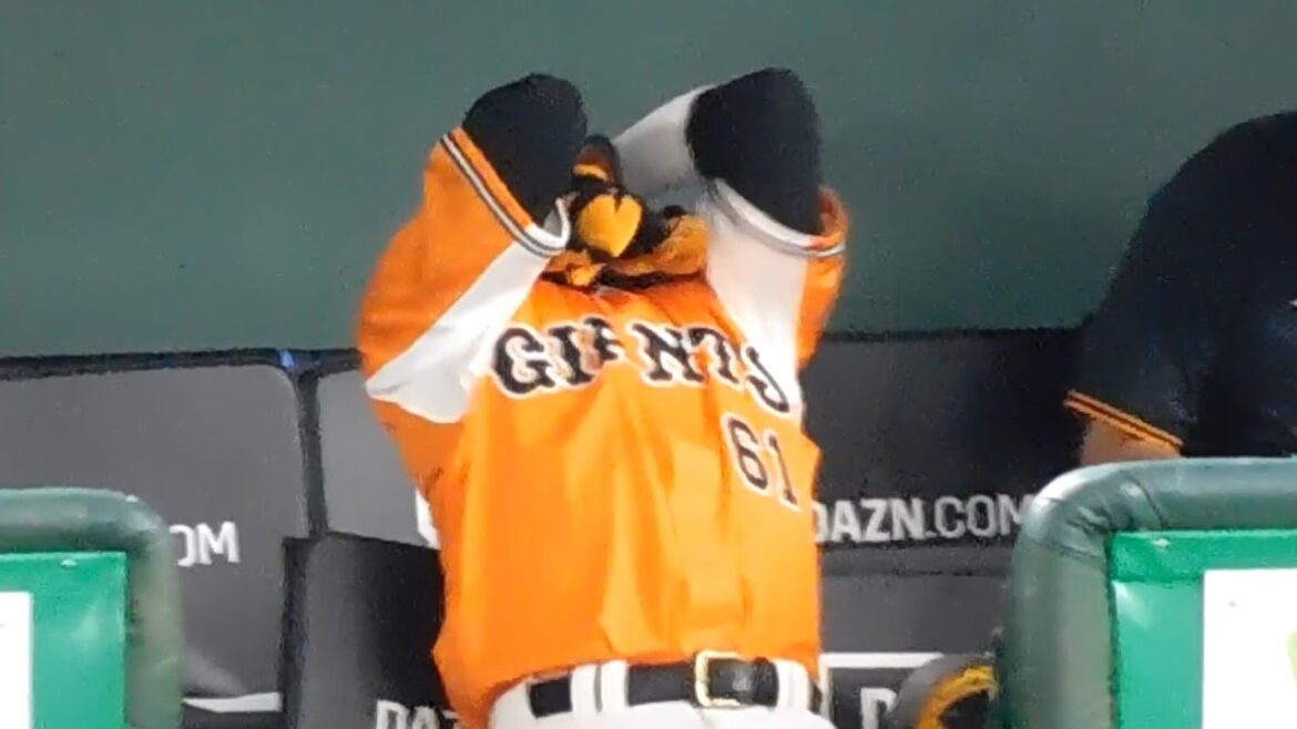 増田陸、エラー後ベンチで悔しがる