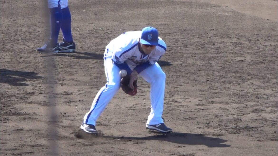 頑張れ西浦！ノックでボールをこぼして選手にちょっといじられる西浦直亨 横浜DeNAベイスターズ 宜野湾キャンプ 2024/02/02