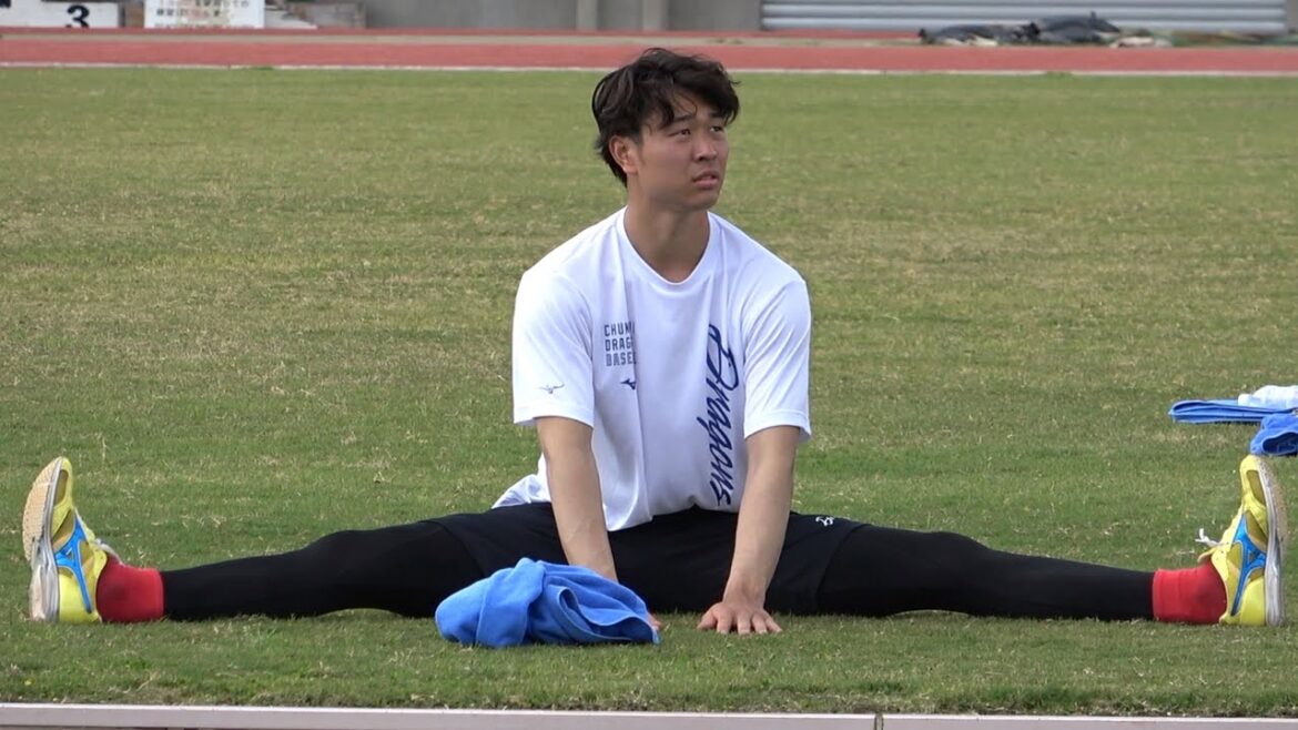 めちゃくちゃ綺麗に開脚する髙橋宏斗、そこに大塚コーチもやって来て… (2023/02/03)