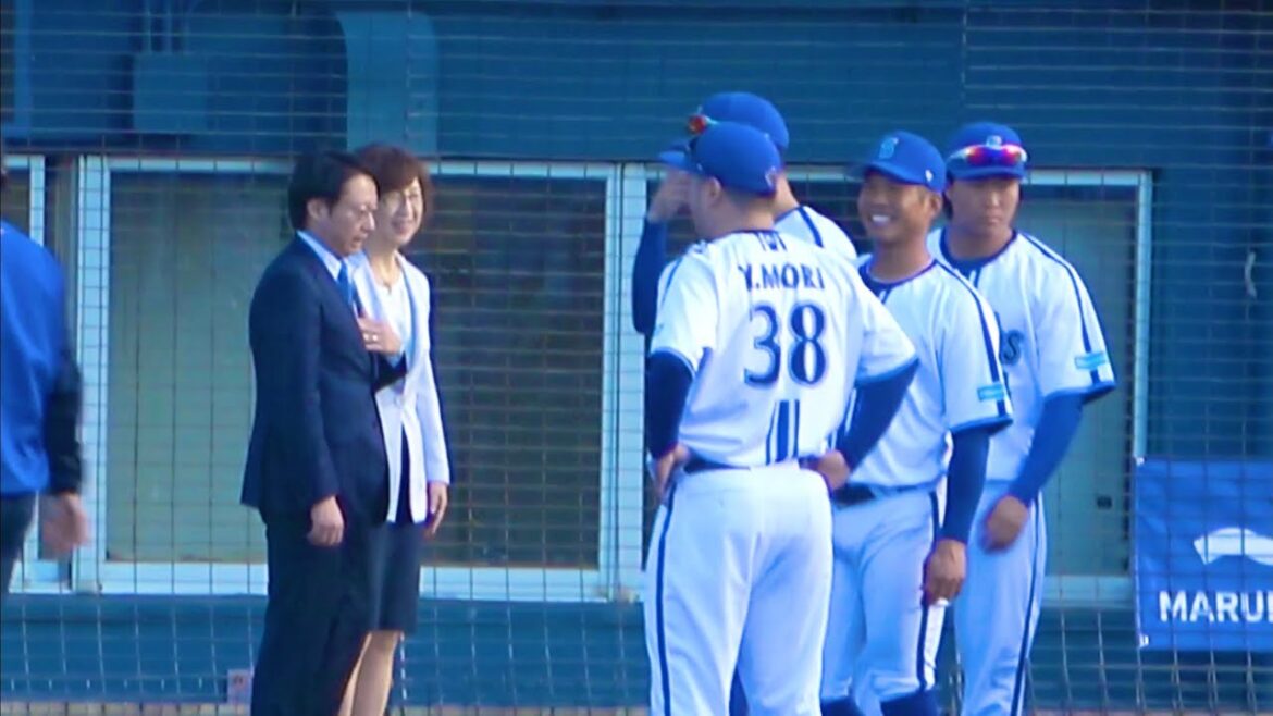 沖縄キャンプ初日、持ち前のコミュ力で森唯斗と談笑する桑原将志 横浜DeNAベイスターズ 2024/2/1