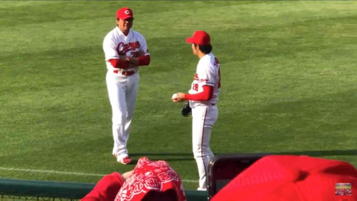 【マツダスタジアム】試合前ウォーミングアップ中の床田寛樹投手に優しく声をかける畝投手コーチ【広島カープ】【2019年5月31日】【現地撮影】