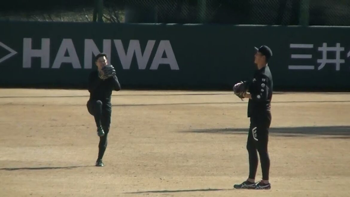 誰かの真似をする秋広優人とそれを見て笑う大江竜聖【読売ジャイアンツ自主トレ2024年1月26日】