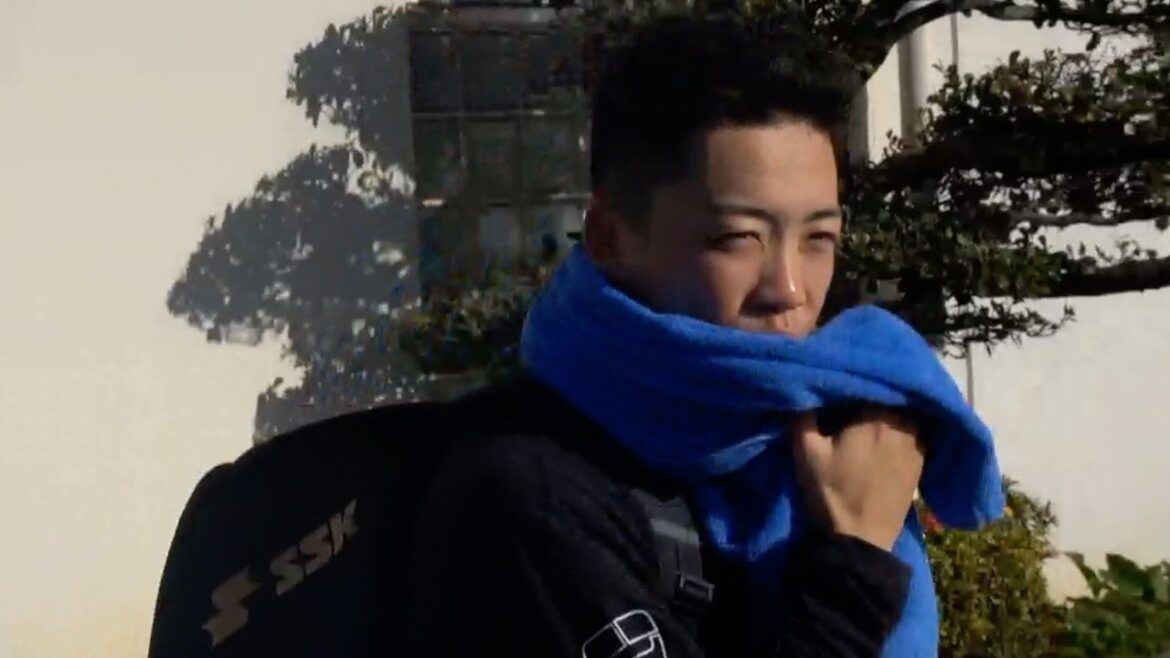 並んで待つファンのために本当は疲れているのにサインを書いてくれる優しい岡林勇希　中日ドラゴンズ　2024/02/02