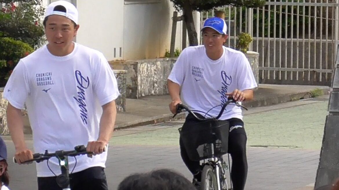 髙橋宏斗　電動キックボードでママチャリの仲地礼亜を先導する　中日ドラゴンズ春季キャンプ　Agreスタジアム北谷　2024/02/04