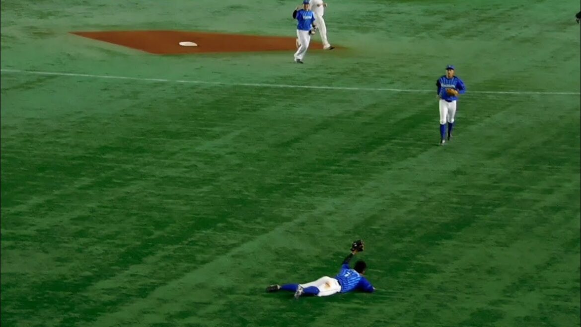 【凄い！】桑原将志8回満塁のピンチを救うスーパーファインプレー　巨人戦