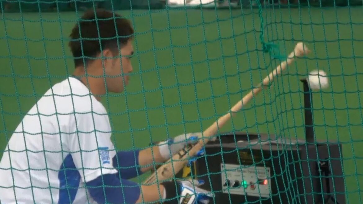 三好大倫　新導入の自動ティー打撃マシンと格闘する　中日ドラゴンズ春季キャンプ　Agreスタジアム北谷2024/02/03