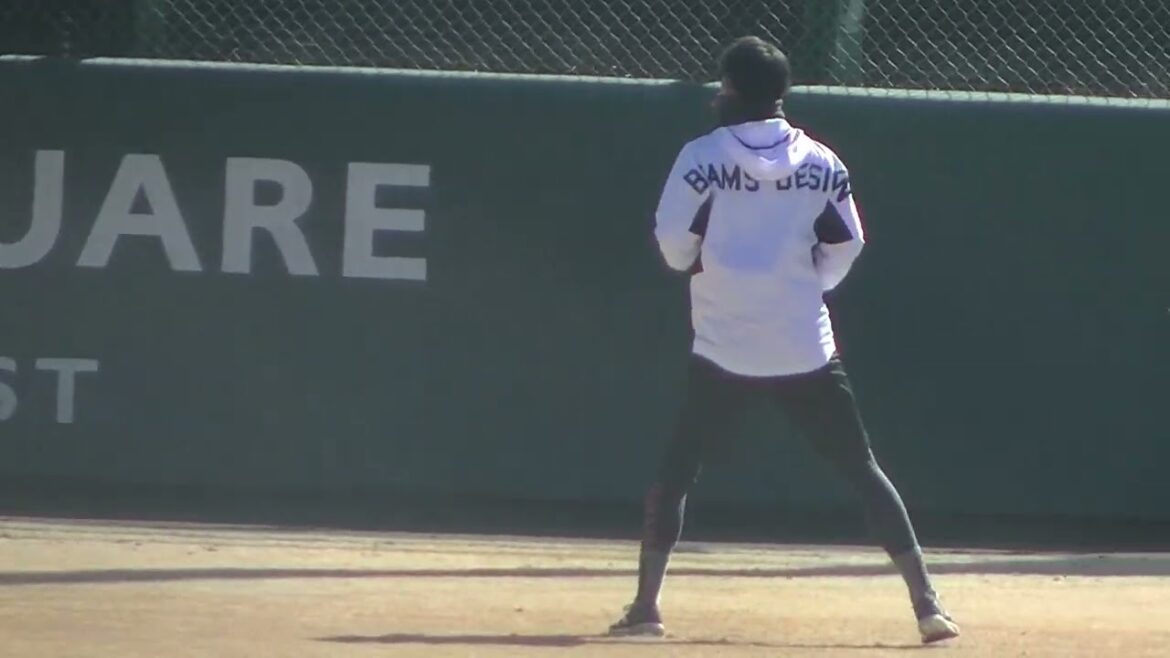 【巨人 二軍三軍 合同自主トレ】小沼健太が外野でアップ開始〜ジャイアンツ球場 読売ジャイアンツ選手自主トレ2024年1月29日