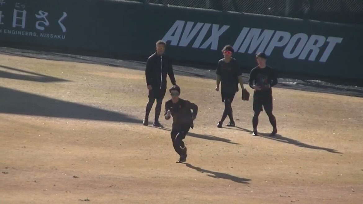 【巨人合同自主トレ】合流したウレーニャなど外野でノックを受ける育成の面々（ジャイアンツ球場2024年1月14日）