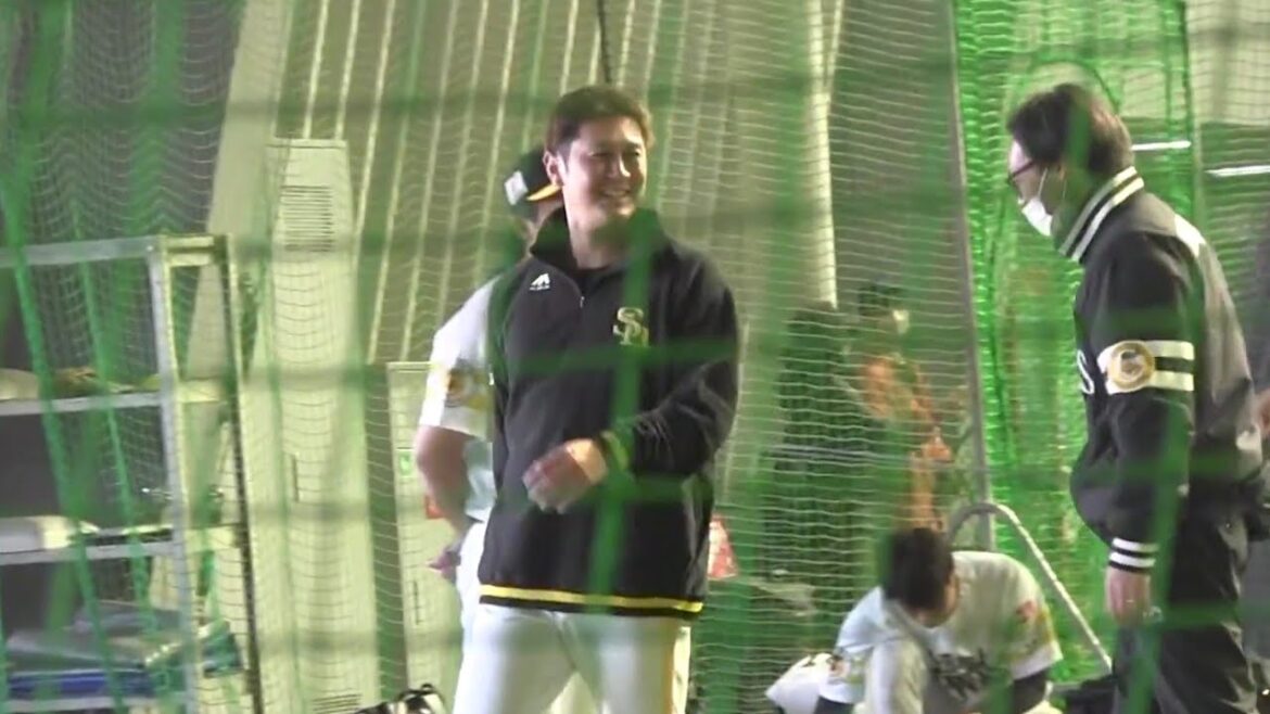 後輩の山崎琢磨くんのグラブを試してご満悦の奥村政稔さん