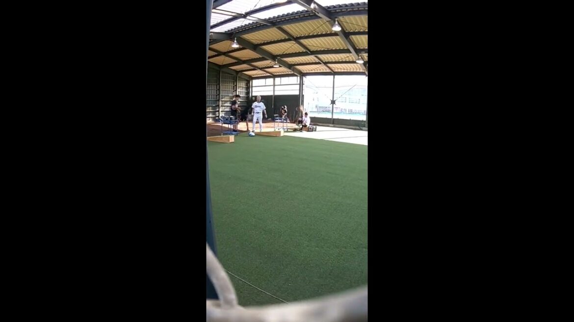 19.11.1　（携帯から）ツーシーム練習？　古谷-土居ら　千葉ロッテ鴨川秋季キャンプ