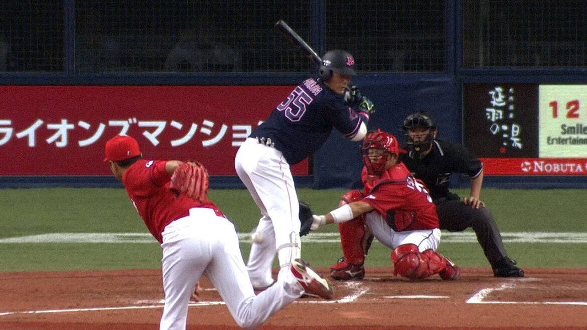 【プロ野球パ】イタッ!!T-岡田が男気･黒田からデットボールを受ける 2015/05/29 Bs-C