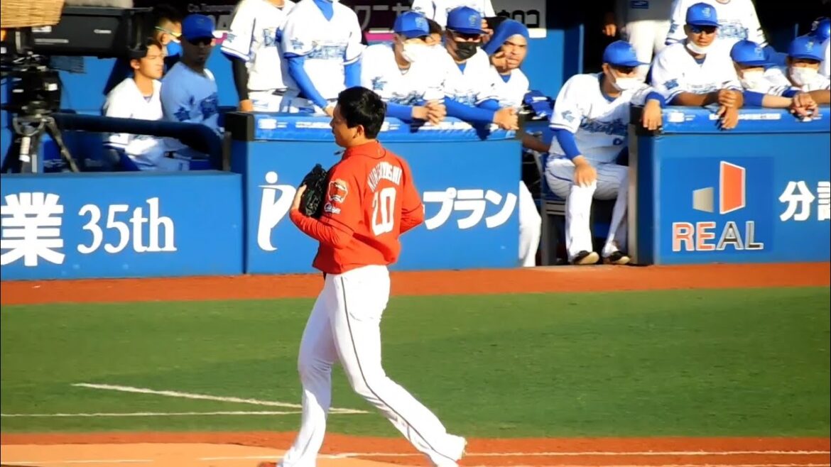 【珍シーン】勝利のハイタッチをした栗林良吏、グラブを抱え1塁ベースへ駆け出す 広島東洋カープ