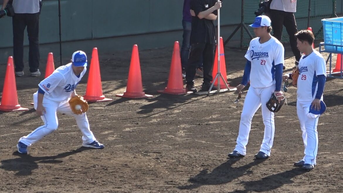 早出で練習する辻本&津田にお手本を見せながら守備指導する直倫コーチ (2024/02/02)