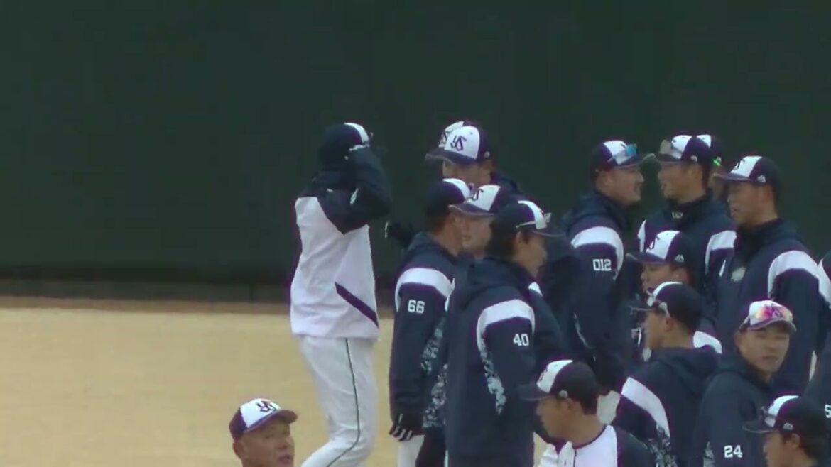 嘉手苅 浩太や竹山日向などの投手がウォーミングアップ中の様子【ヤクルトスワローズ2軍戸田春季キャンプ2024年2月2日】