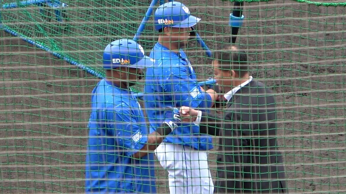 中田翔と話し込む福留孝介さん、そこにやって来たビシエドとグータッチ！ (2024/02/08)