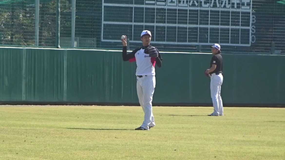 18.10.25　唐川有吉並んでキャッチボール　ロッテ秋季練習