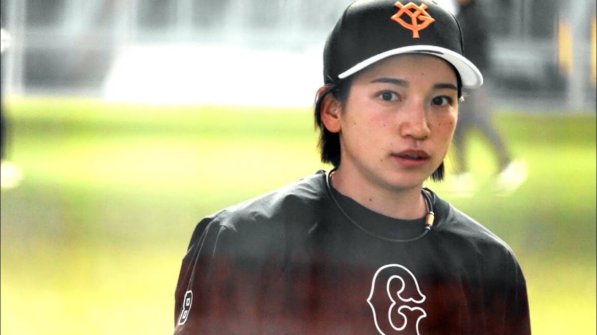 秋広優人&田中美羽　外野守備練習 巨人キャンプ　(2024-0201)