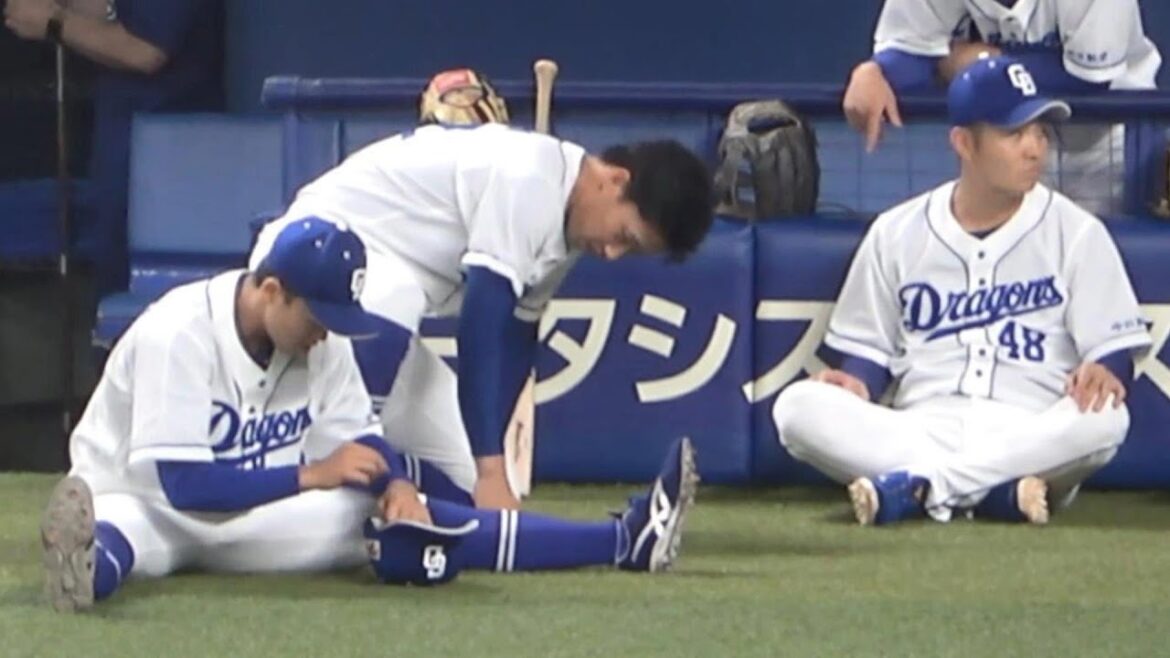 加藤翔平の帽子に小石を入れていると、やっぱり怒られた岡林（2022年6月22日）