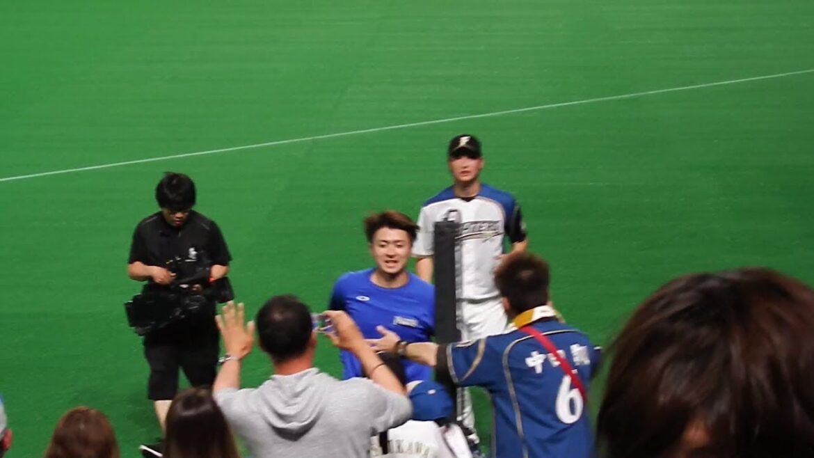 ＜2019.6.11広島戦＞ヒーローインタビューを終え、ファンの声援に応える上沢直之、石川直也両投手