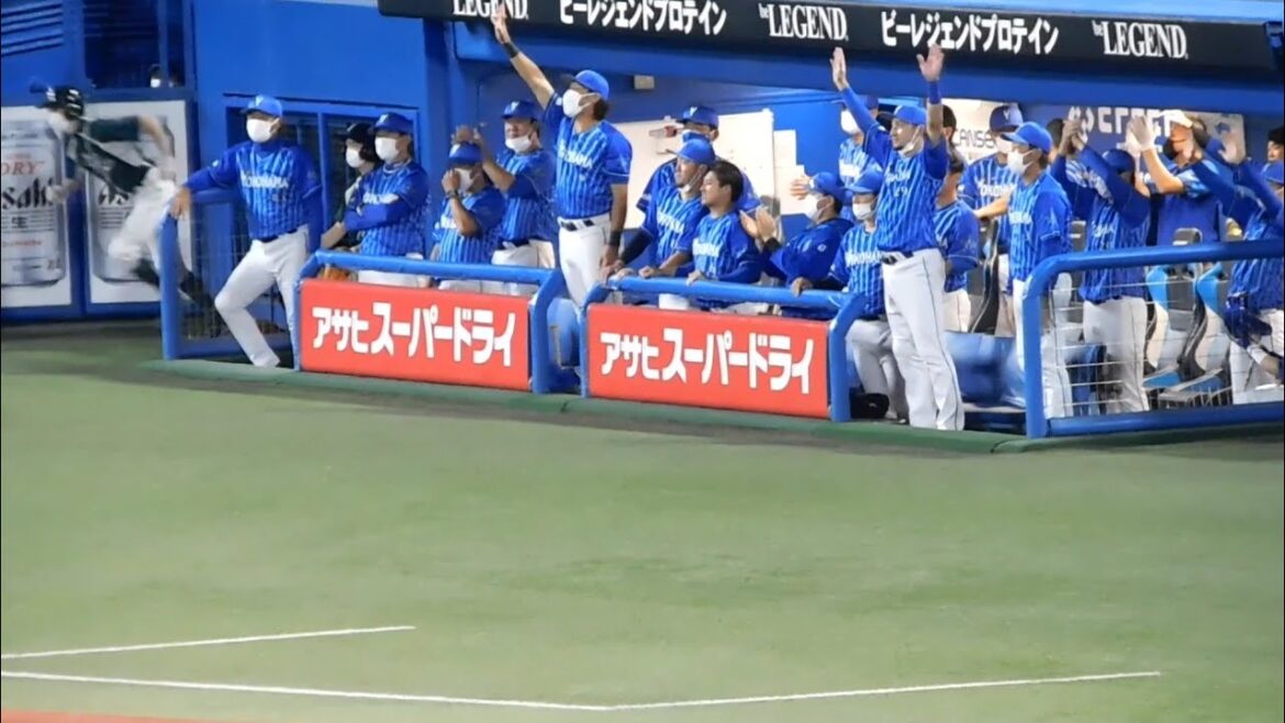 【記念ボールもしっかりゲット】佐野恵太の最多安打に大喜びするベイスターズベンチ