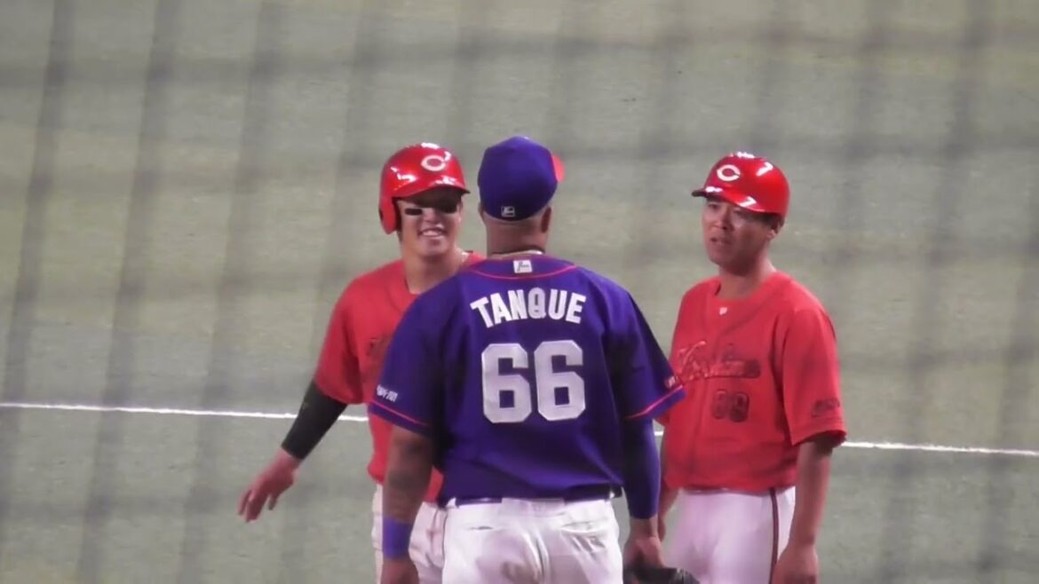 小園海斗のヘッスラリクエスト中、仲良く判定を見守るビシエドさん(セーフ覆らず)！2023年9月18日