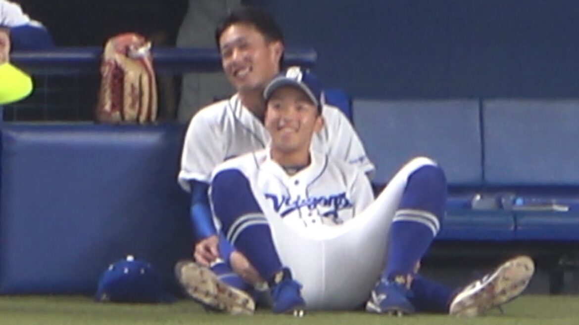 ピッタリくっついてイチャイチャする加藤翔平&岡林 (2022/06/03)