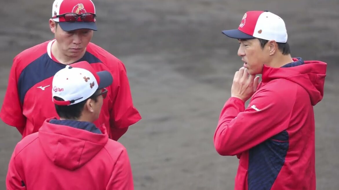 カープレジェンド黒田博樹アドバイザー　新井監督 藤井ヘッドコーチ 　練習前打ち合わせ中　2024.2.3