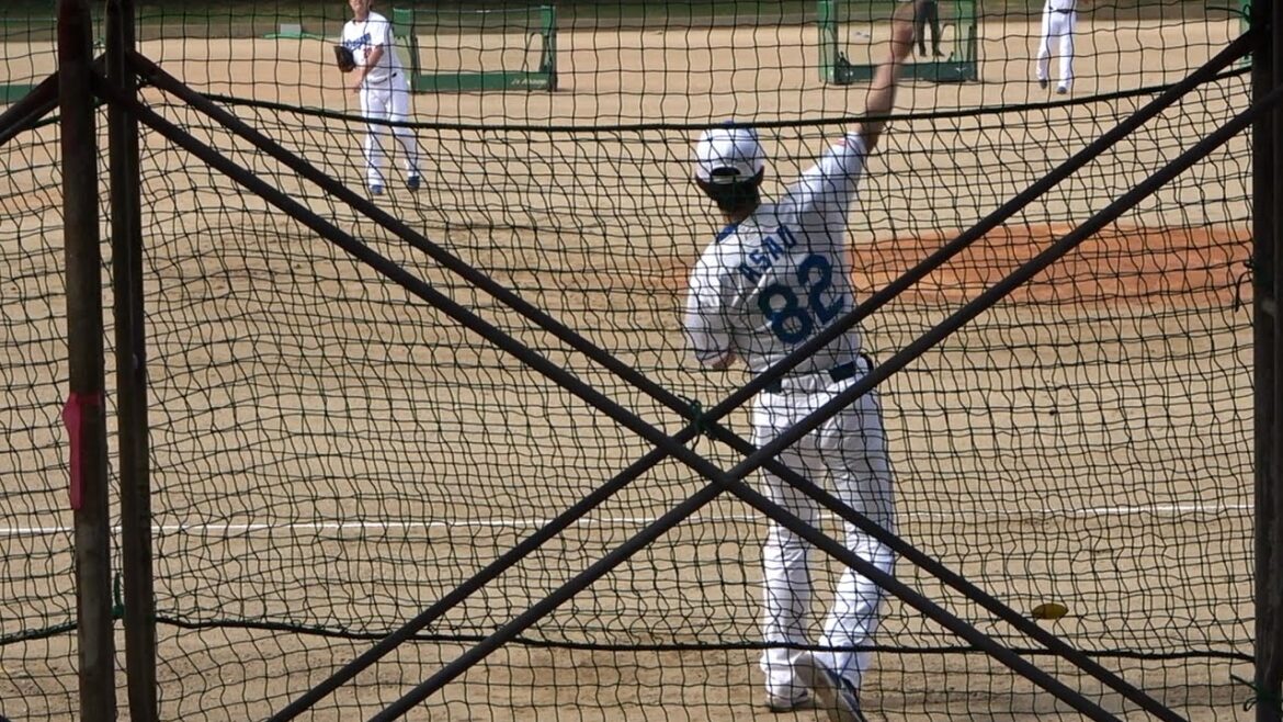 垣越のキャッチボール相手を務める浅尾コーチ！投げ方が現役時代のまま (2024/02/04)